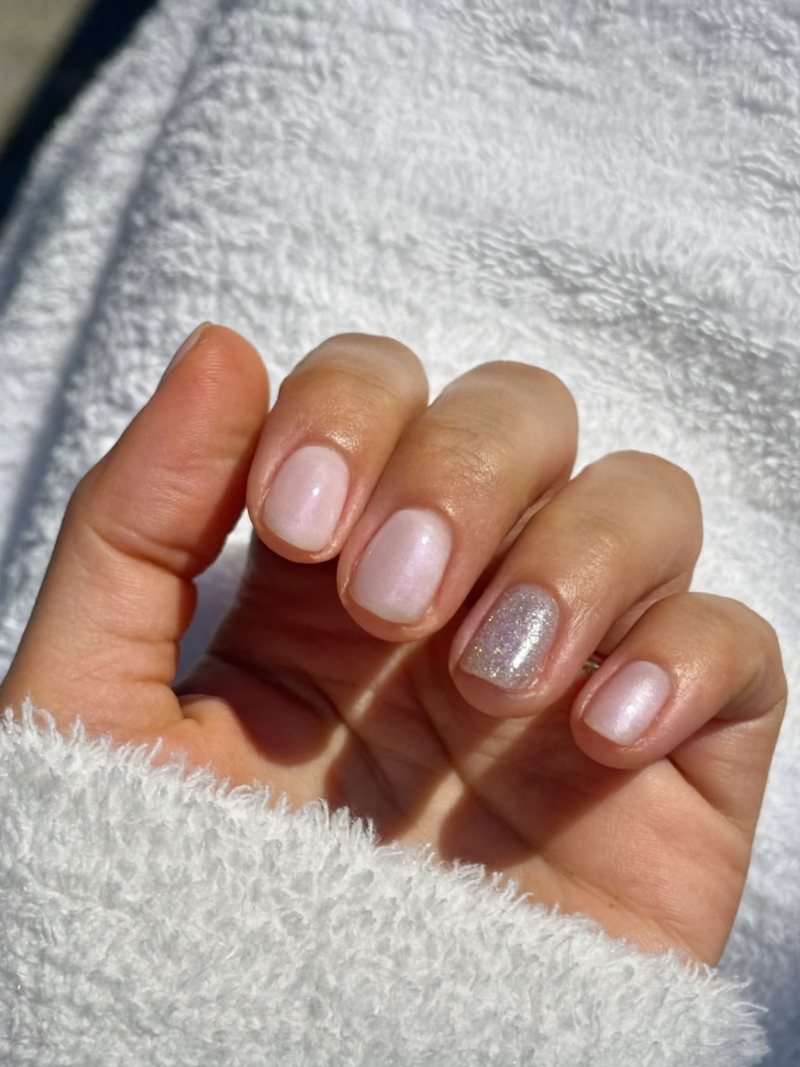 Easy nail designs: short pink nails with one glitter accent nail