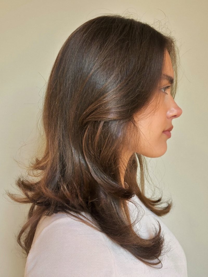 Long hairstyles for women: long layered cut with movement