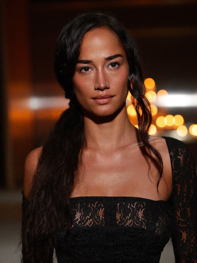 Long loose dark waves with a deep side part