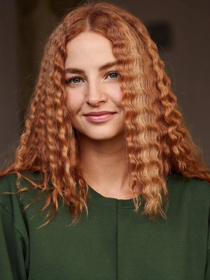 Medium copper hair with all-over crimped texture