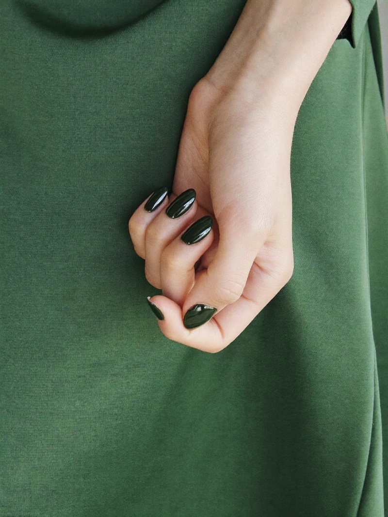 Medium oval dark green nails matching a green dress
