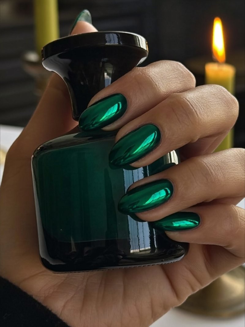 Medium stiletto nails in dark green chrome