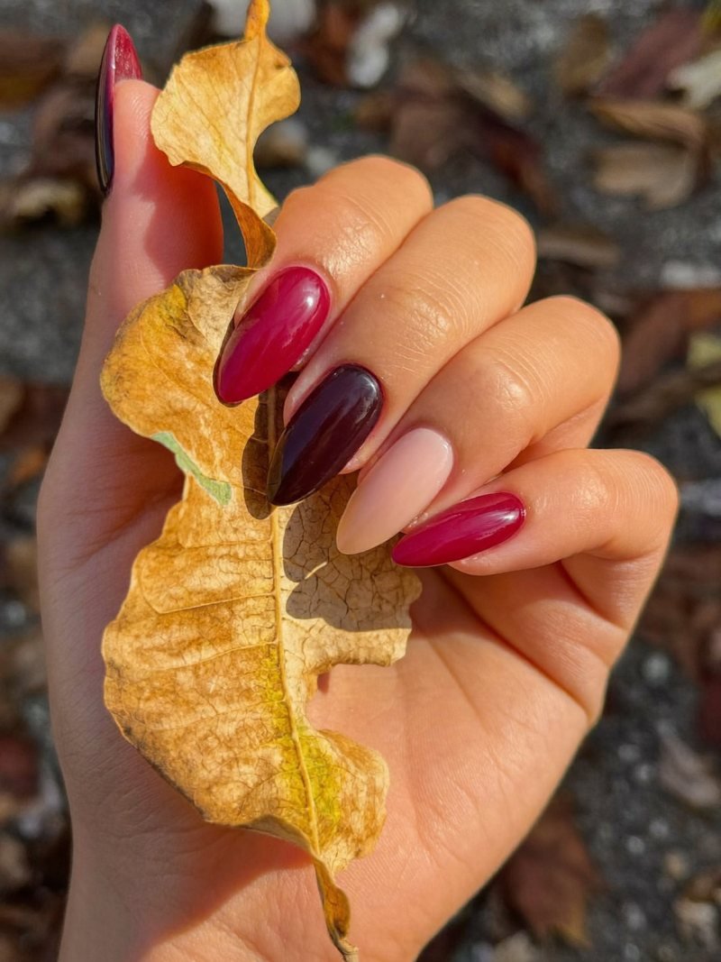 Short almond nails alternating burgundy and warm nude