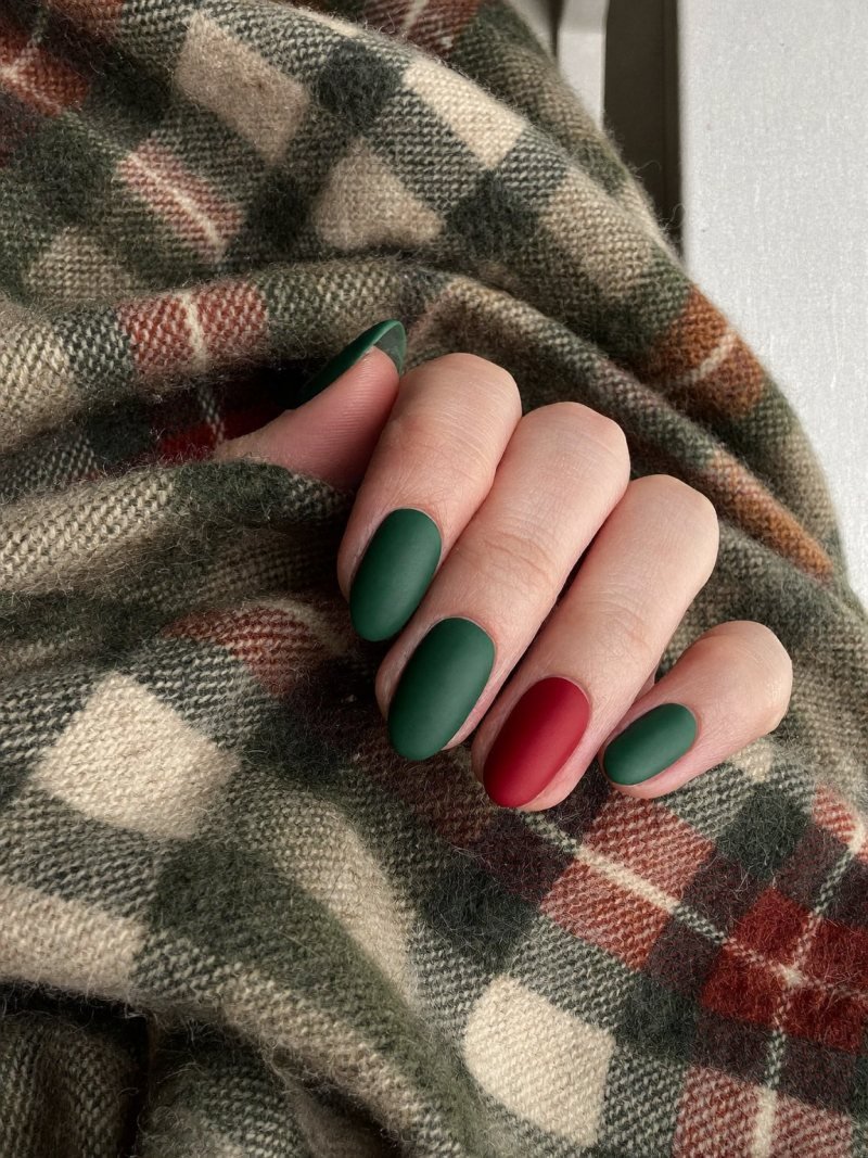 Short almond nails alternating matte dark green and deep red