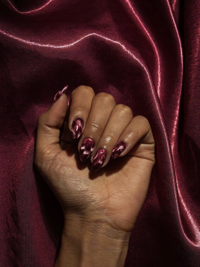 Short almond nails in burgundy with a velvet magnetic finish