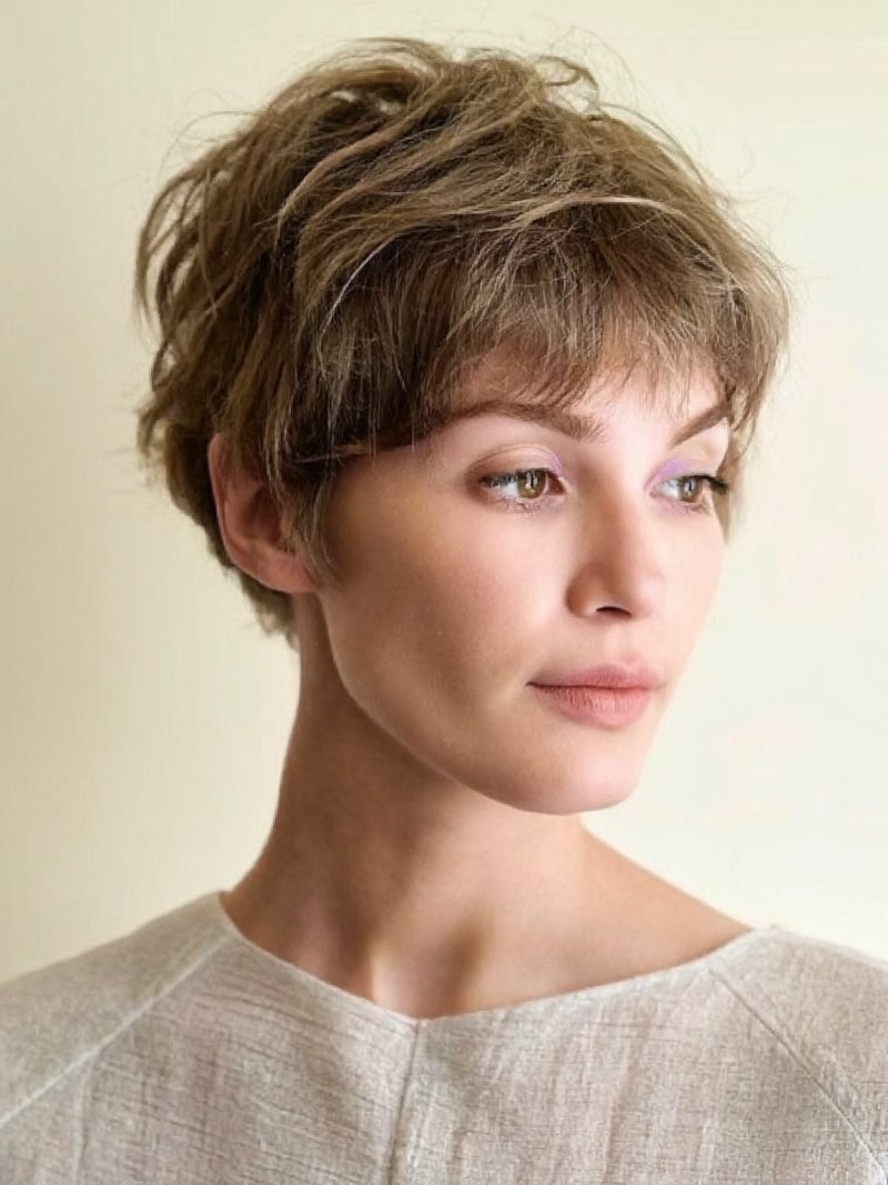 Short hairstyles for women: soft pixie cut with longer top