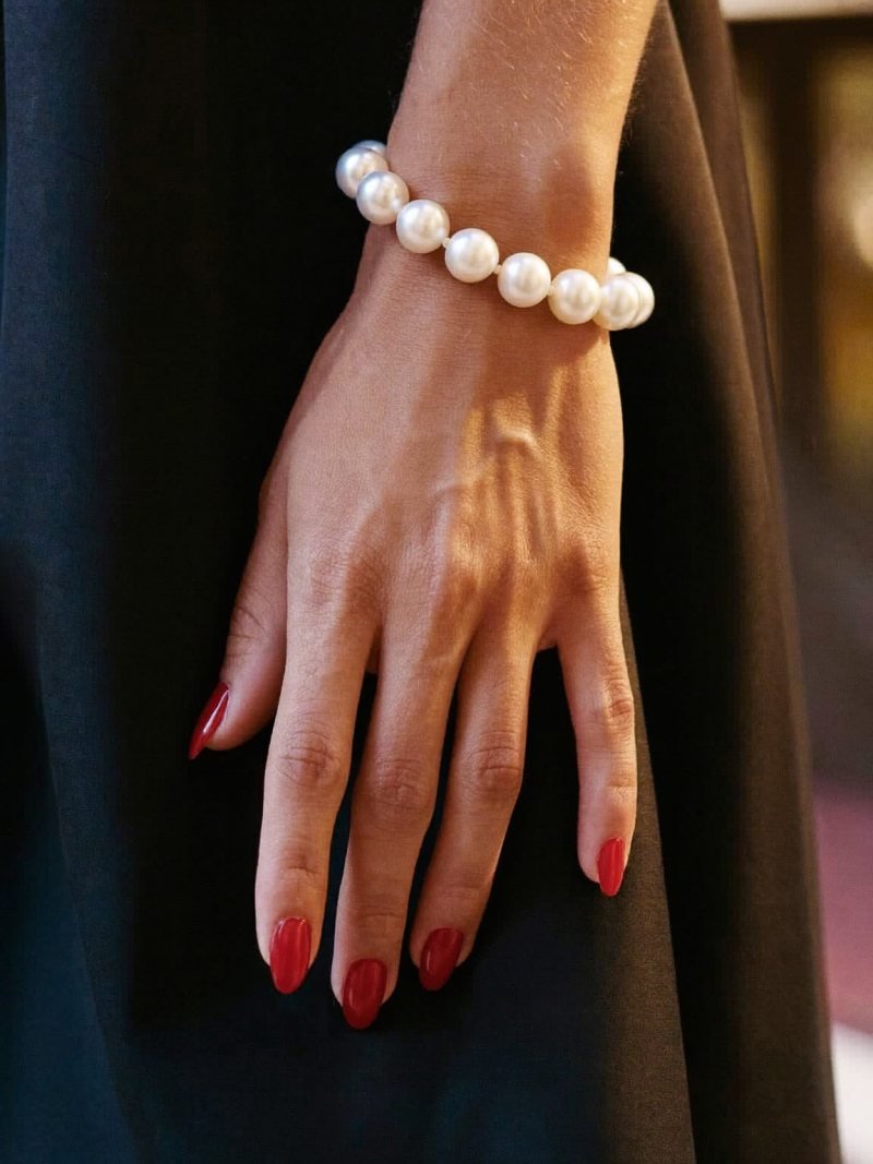 Short oval classic red nails for a wedding guest