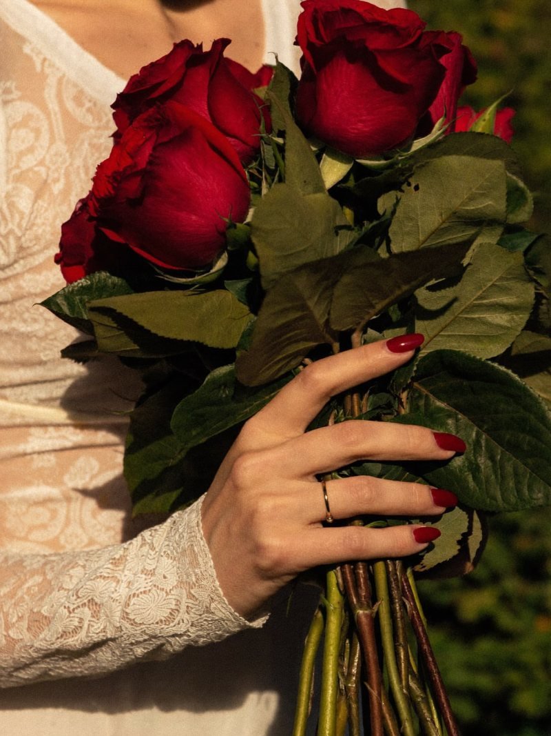 Short oval velvet red nails for a winter bride