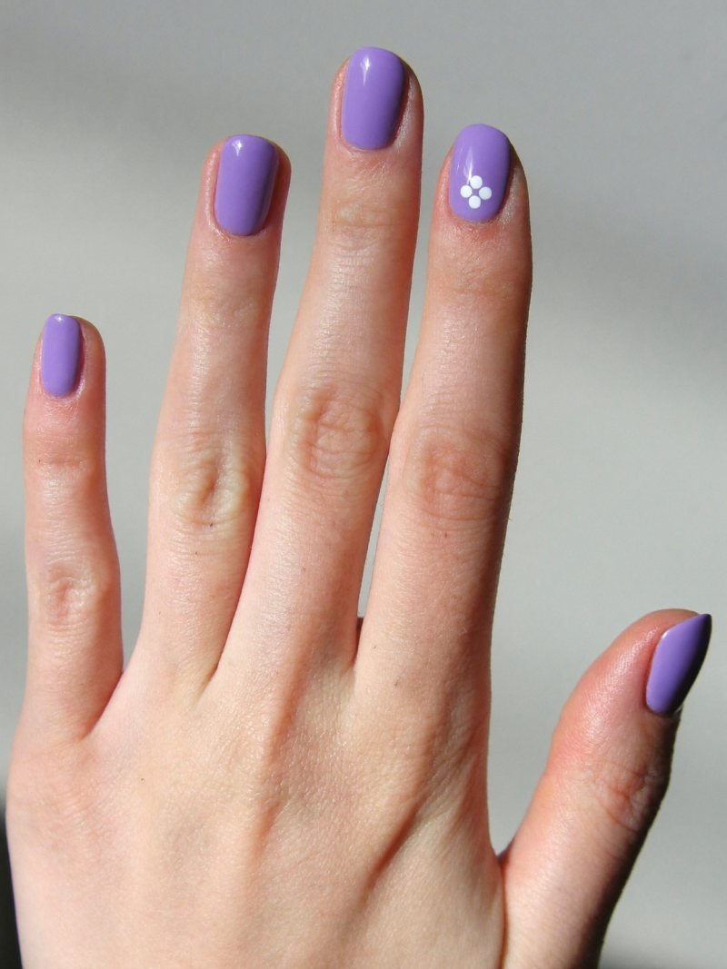 Short round lilac nails with a simple dot flower on one nail