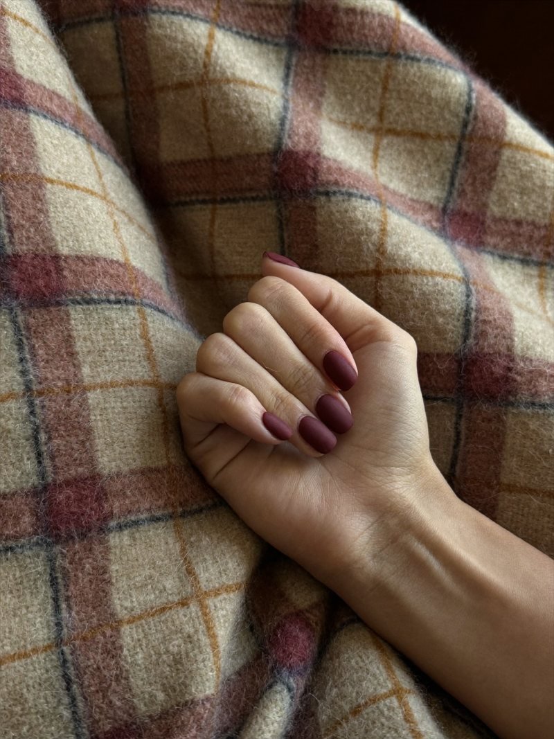 Short round nails in matte burgundy