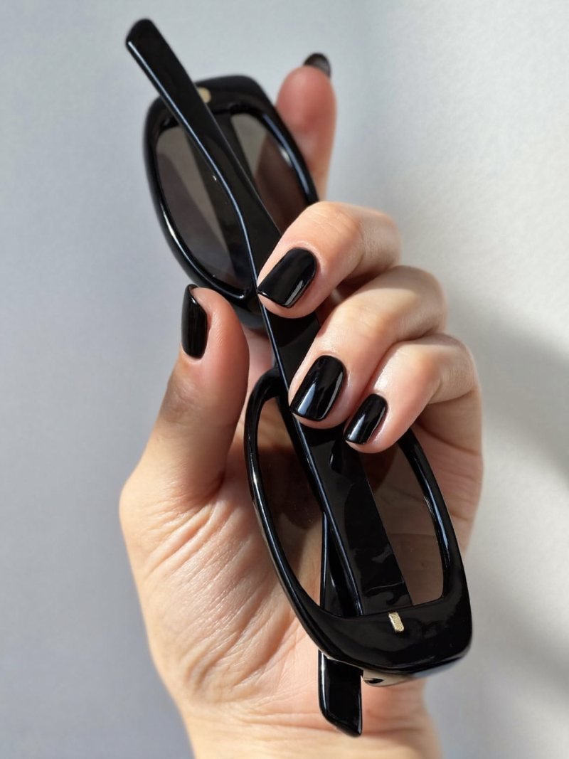 Short square nails in glossy black