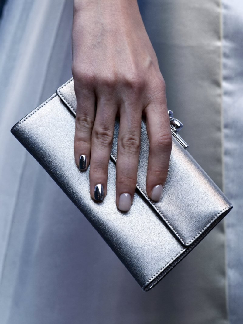 Short square nails in mirror silver chrome