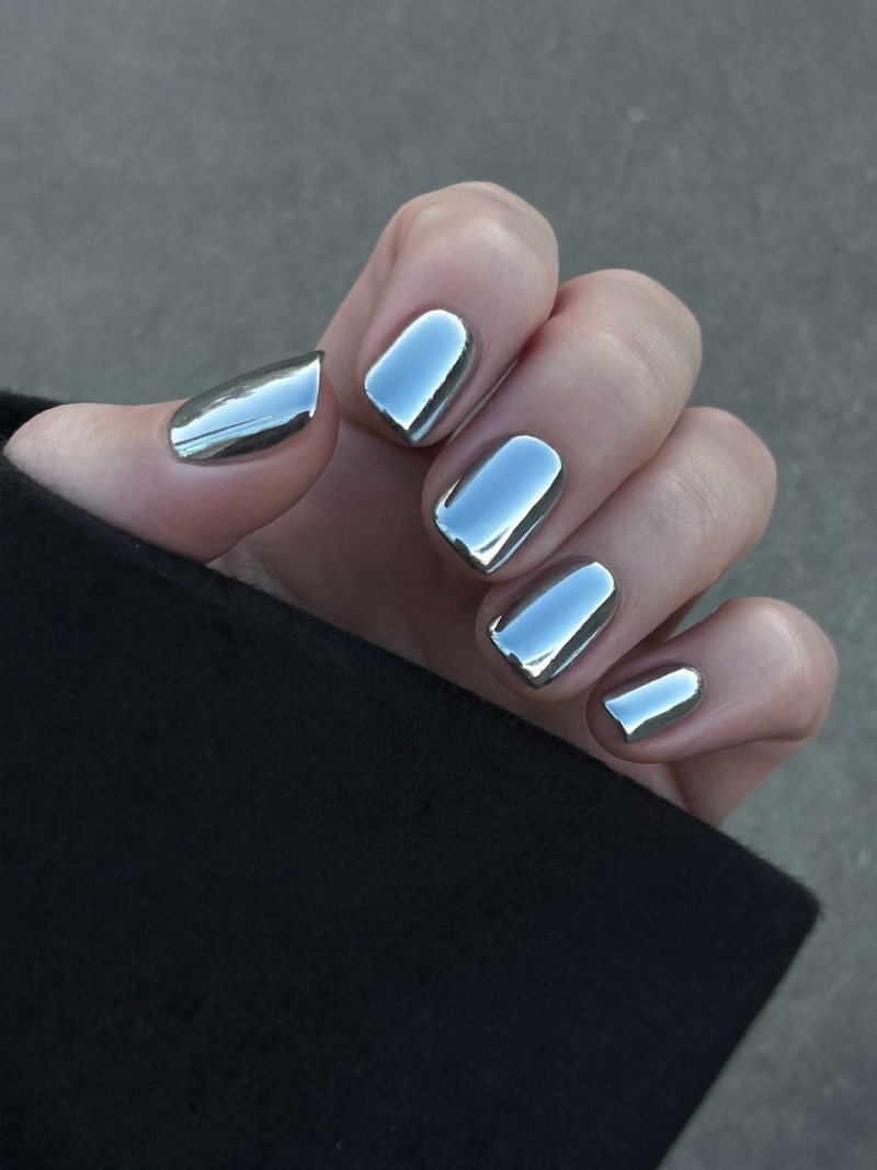 Short square nails in silver mirror chrome