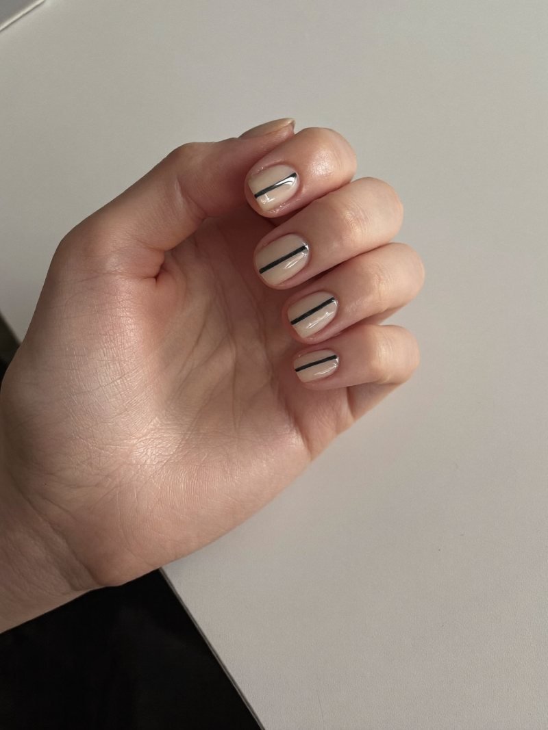Short square nude nails with one thin black vertical line